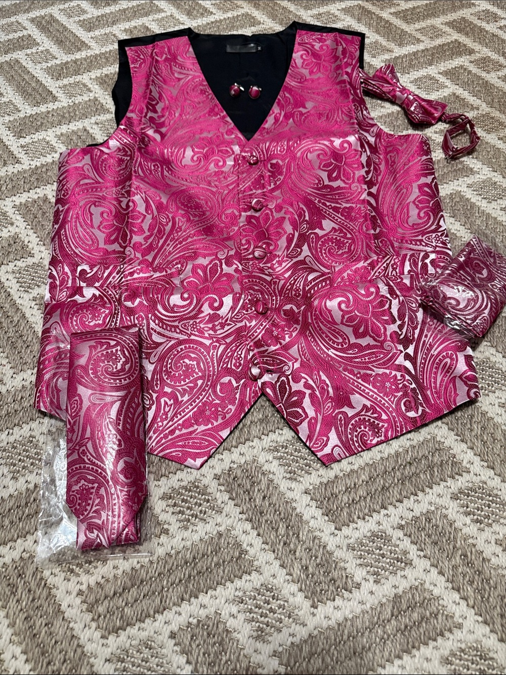 Men’s Hot PinkPaisley Vest and Tie Set. Medium